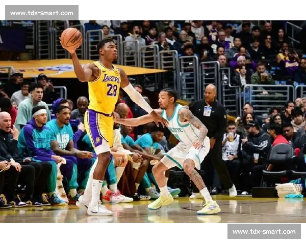 湖人对阵黄蜂比赛录像回顾詹姆斯领衔攻防精彩瞬间关键表现全解析